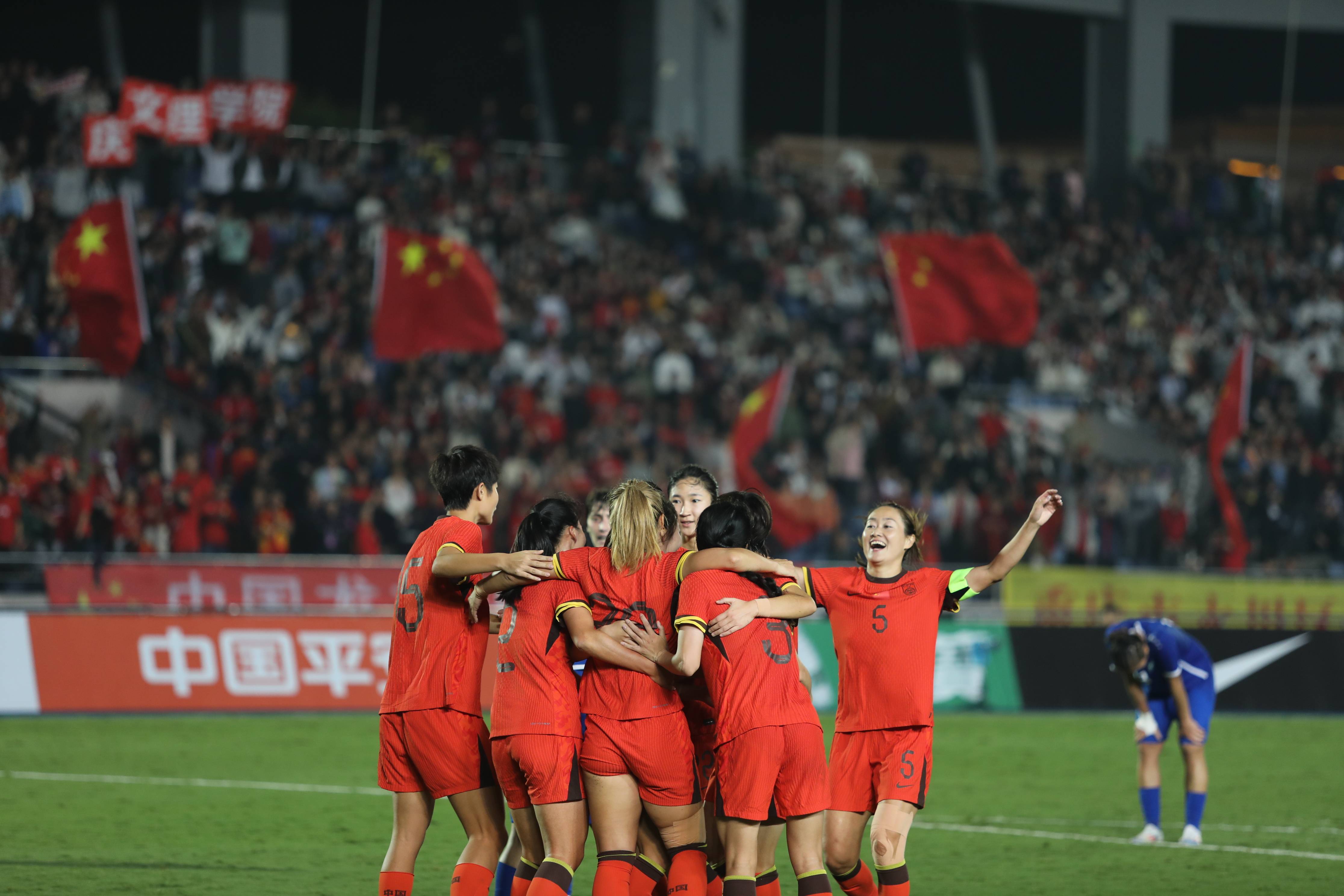 国际女足比赛中,各队球员凭借实力争分夺秒 国际女足比赛中,各队球员凭借实力争分夺秒