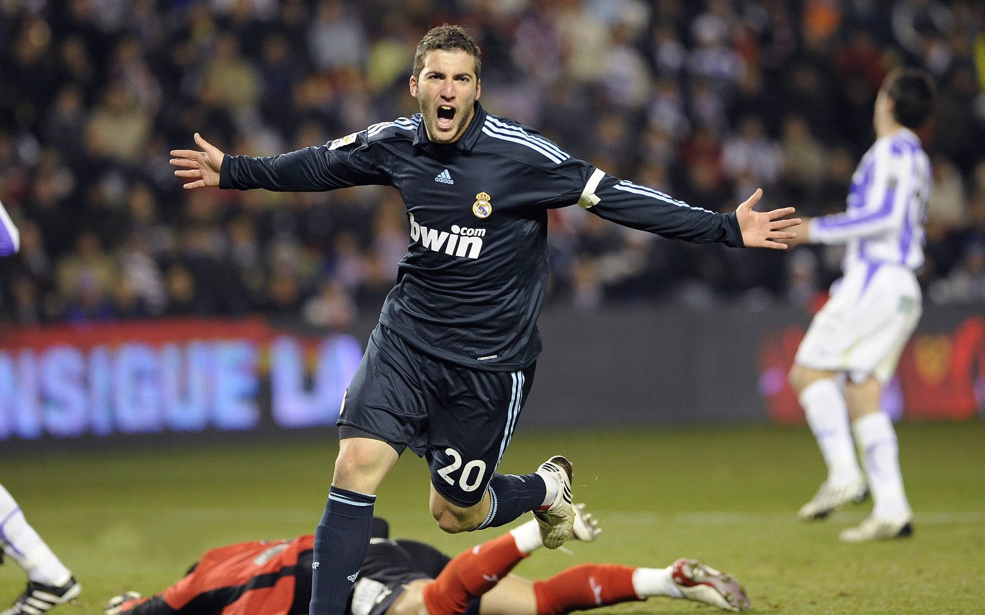 教科书般的阿圭罗与委内瑞拉风暴,当个人艺术与团队洪流相遇